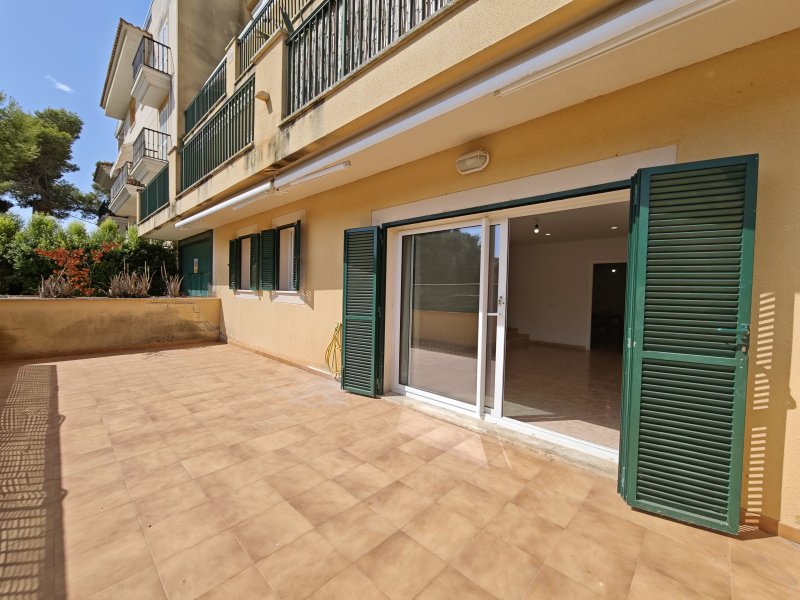 Apartment with large outdoor areas, modern kitchen, underground parking Portocristo