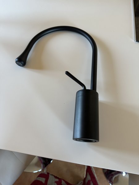 Grifo para lavabo en negro