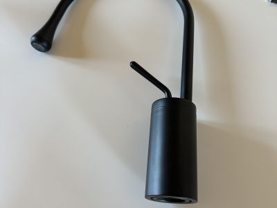Grifo para lavabo en negro