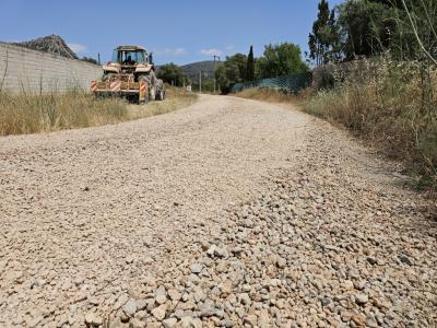 Arreglo de caminos rurales con grava pequeña