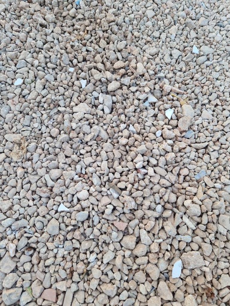 Arreglo de caminos rurales con grava pequeña