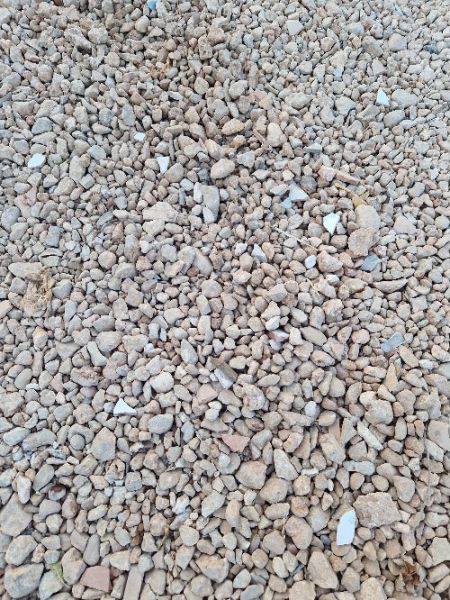 Arreglo de caminos rurales con grava pequeña