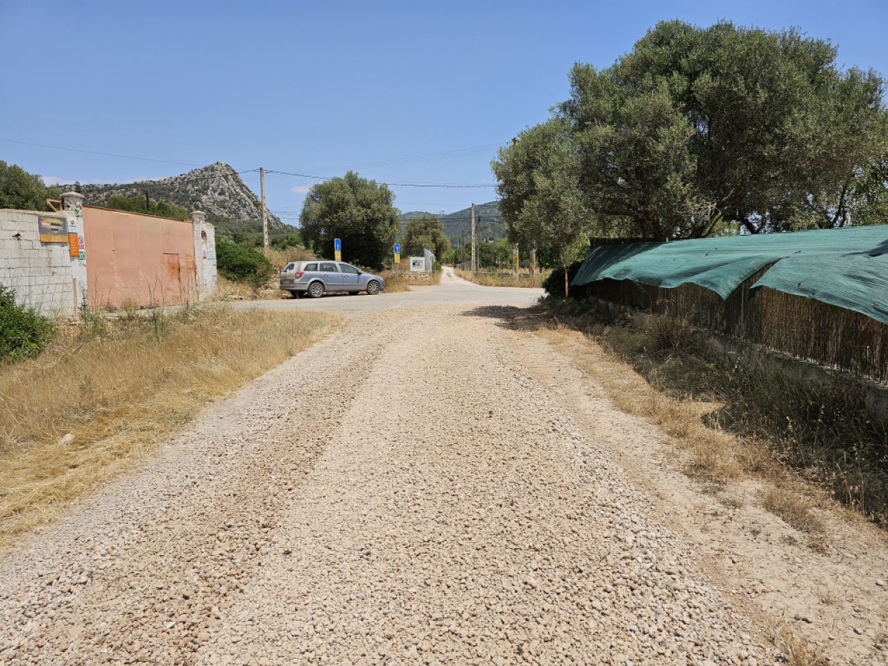 Arreglo de caminos rurales con grava pequeña