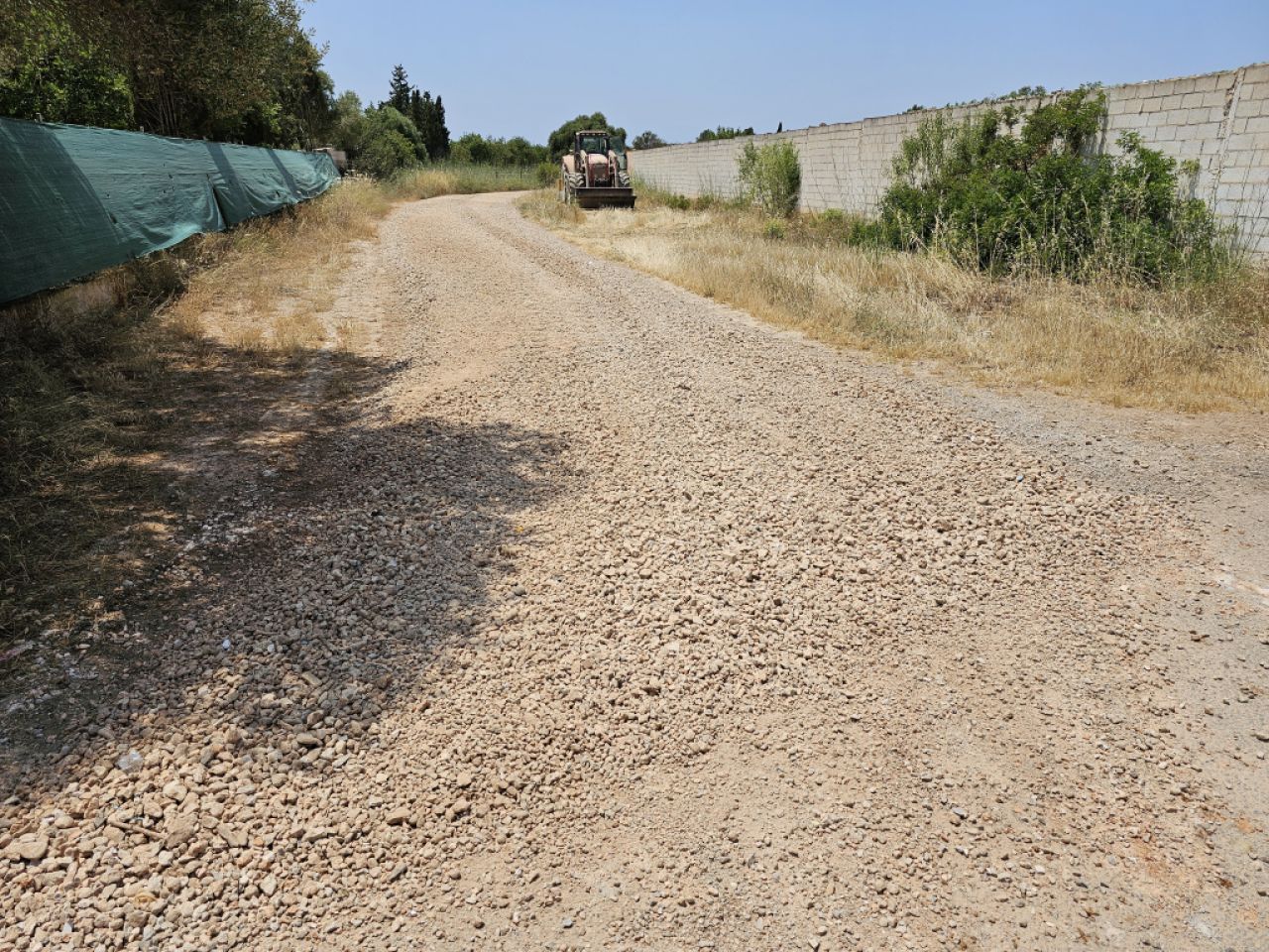 Arreglo de caminos rurales con grava pequeña