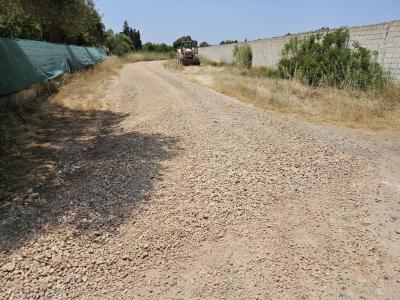 Arreglo de caminos rurales con grava pequeña