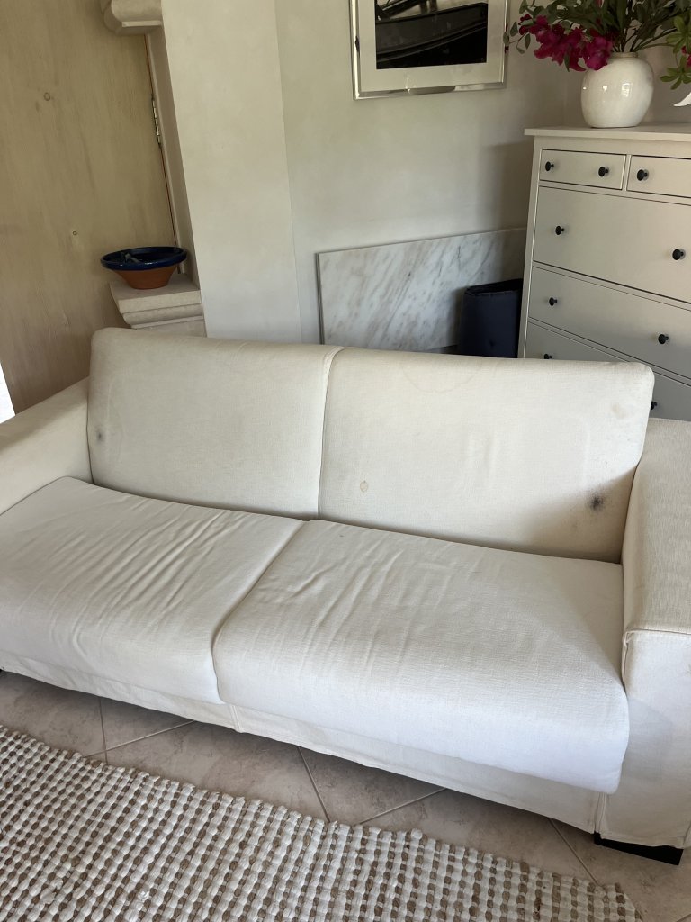 Sofá desplegable en blanco crema