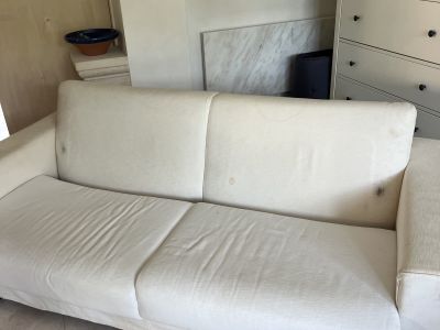 Sofá desplegable en blanco crema