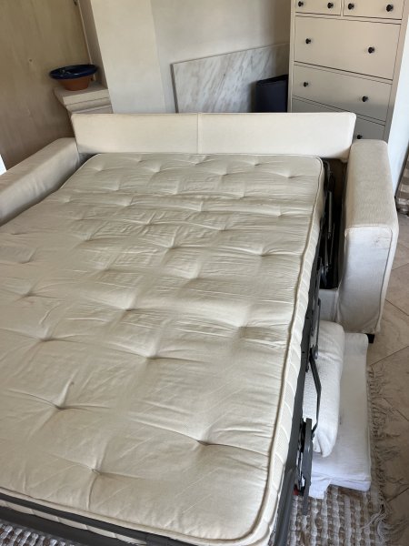 Sofá desplegable en blanco crema