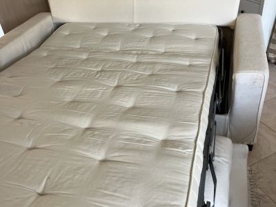 Sofá desplegable en blanco crema