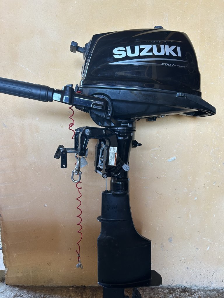 Motor fueraborda Suzuki 6 CV eje largo