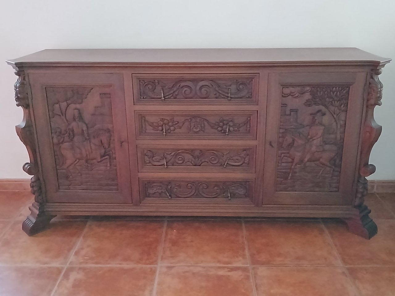 Aussergewöhnliches Sideboard mit Tisch