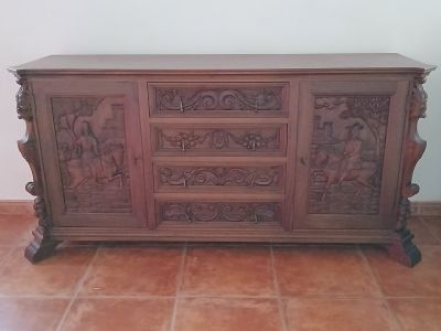 Aussergewöhnliches Sideboard mit Tisch
