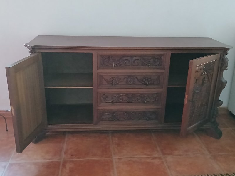 Aussergewöhnliches Sideboard mit Tisch
