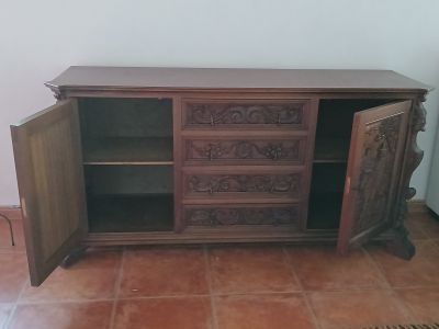 Aussergewöhnliches Sideboard mit Tisch