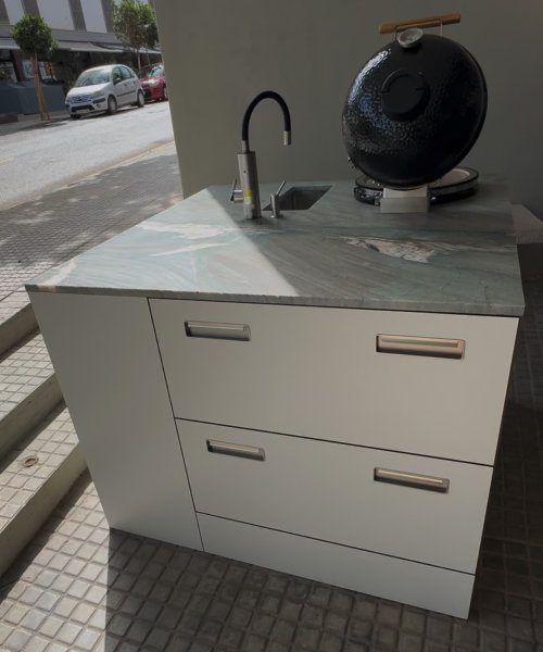 Expositor Cocina Exterior Premium con Parrilla, Fregadero y Nevera aprox. 120 x 120 x 90 cm