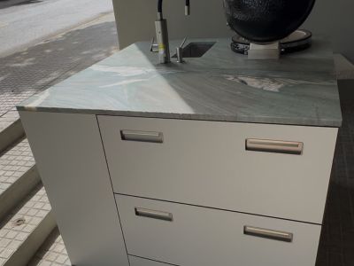Expositor Cocina Exterior Premium con Parrilla, Fregadero y Nevera aprox. 120 x 120 x 90 cm