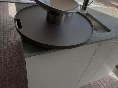 Expositor Cocina Exterior Premium con Parrilla, Fregadero y Nevera aprox. 120 x 120 x 90 cm