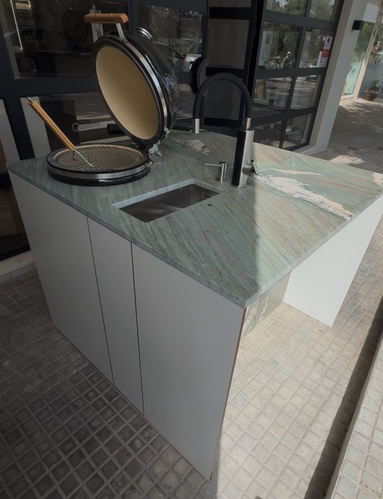 Expositor Cocina Exterior Premium con Parrilla, Fregadero y Nevera aprox. 120 x 120 x 90 cm