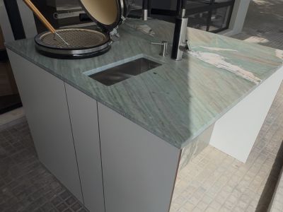 Expositor Cocina Exterior Premium con Parrilla, Fregadero y Nevera aprox. 120 x 120 x 90 cm