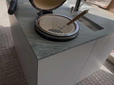 Expositor Cocina Exterior Premium con Parrilla, Fregadero y Nevera aprox. 120 x 120 x 90 cm
