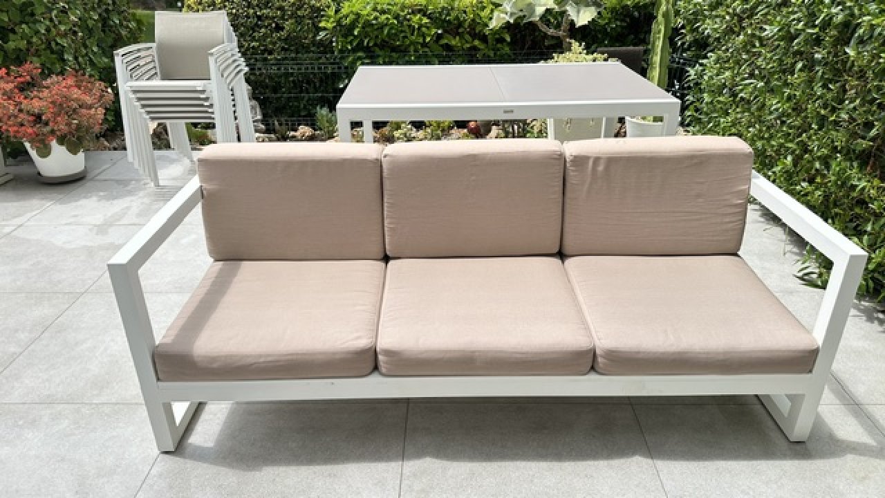Ausziehbare Tisch, Sofa und 6 Stühle zum verkaufen