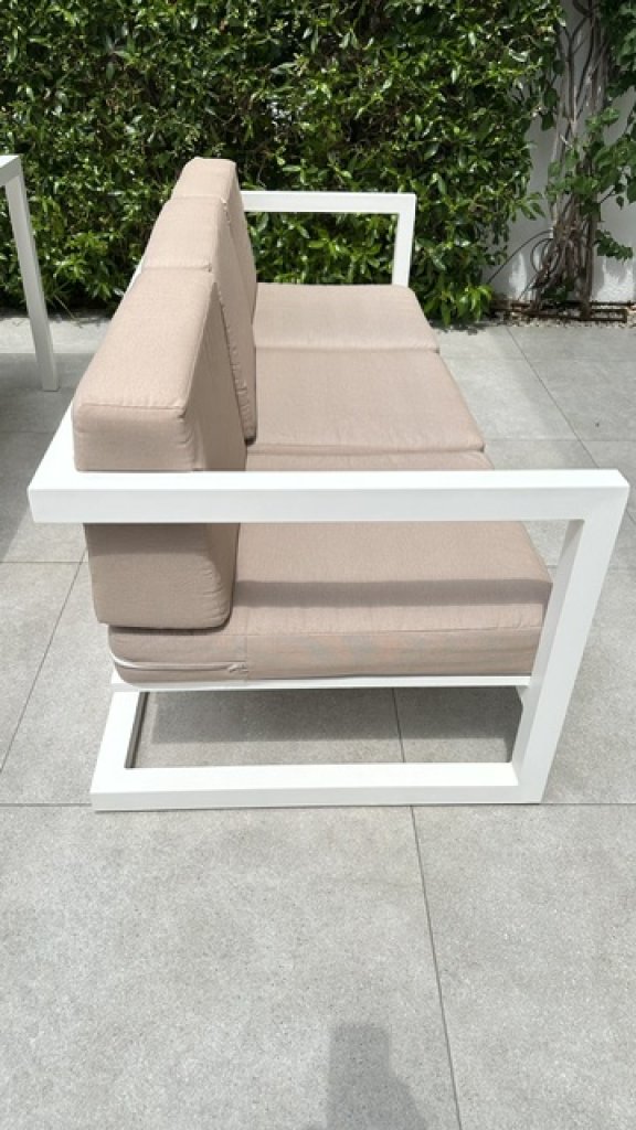 Ausziehbare Tisch, Sofa und 6 Stühle zum verkaufen