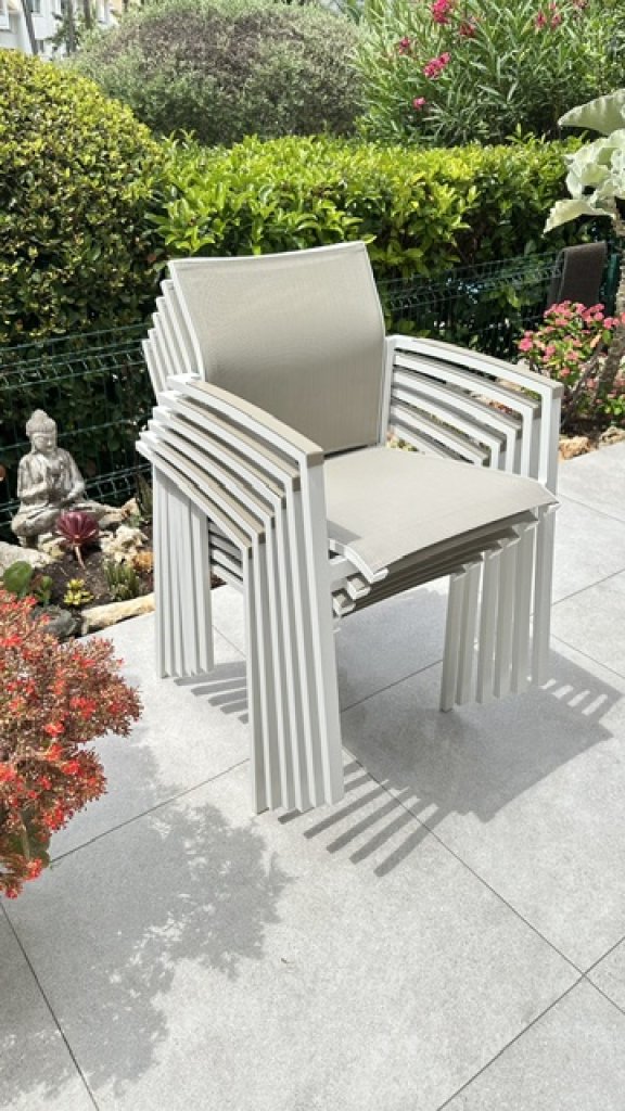 Ausziehbare Tisch, Sofa und 6 Stühle zum verkaufen