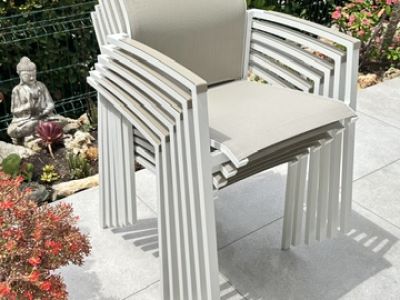 Ausziehbare Tisch, Sofa und 6 Stühle zum verkaufen