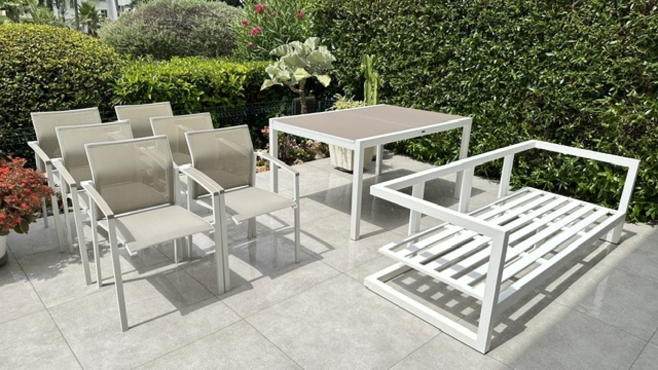 Ausziehbare Tisch, Sofa und 6 Stühle zum verkaufen