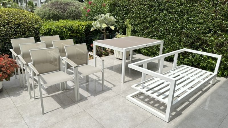 Ausziehbare Tisch, Sofa und 6 Stühle zum verkaufen