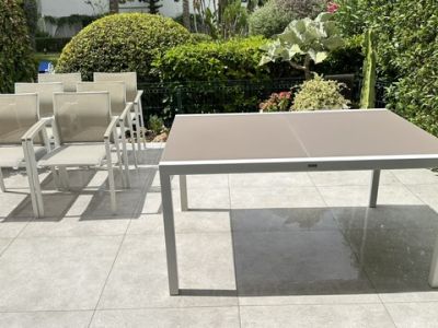 Ausziehbare Tisch, Sofa und 6 Stühle zum verkaufen