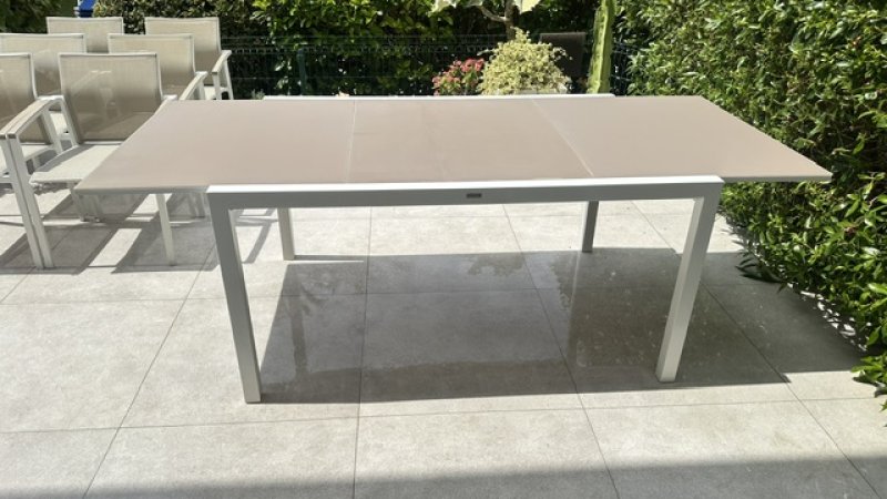 Ausziehbare Tisch, Sofa und 6 Stühle zum verkaufen