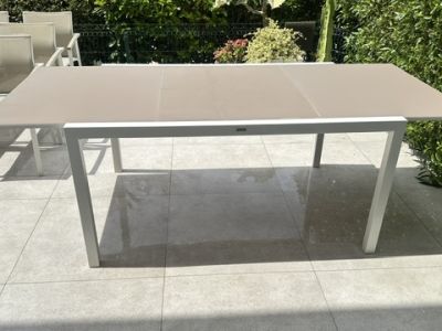 Ausziehbare Tisch, Sofa und 6 Stühle zum verkaufen
