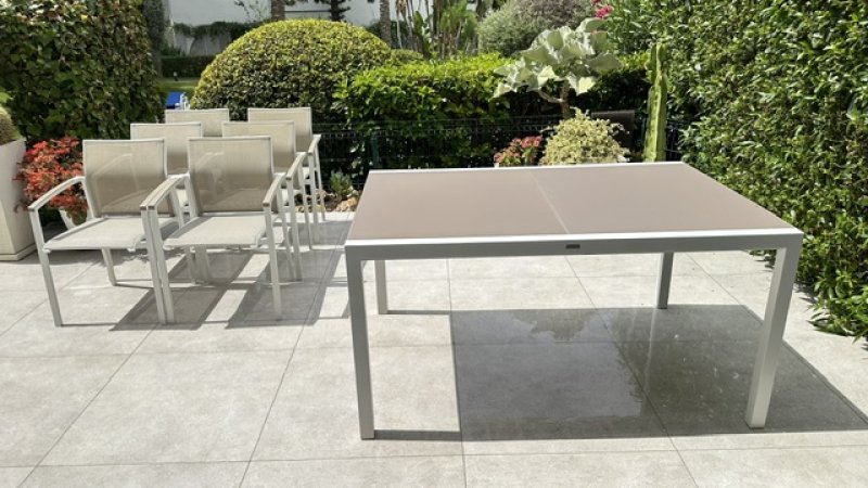 Ausziehbare Tisch und 6 Stühle zum verkaufen