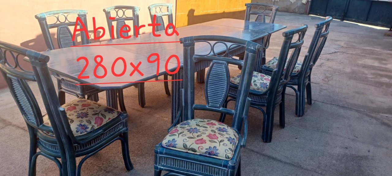 Ausziehbarer Tisch mit 8 Stühlen.