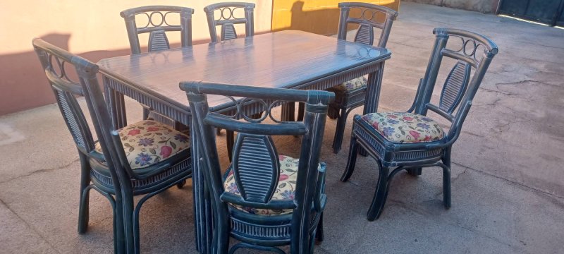 Ausziehbarer Tisch mit 8 Stühlen.