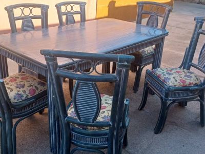 Ausziehbarer Tisch mit 8 Stühlen.