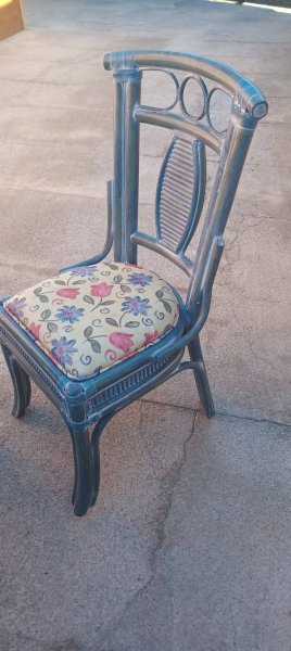Ausziehbarer Tisch mit 8 Stühlen.
