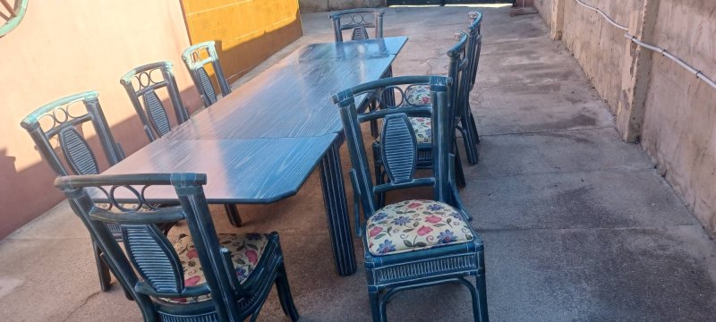 Ausziehbarer Tisch mit 8 Stühlen.