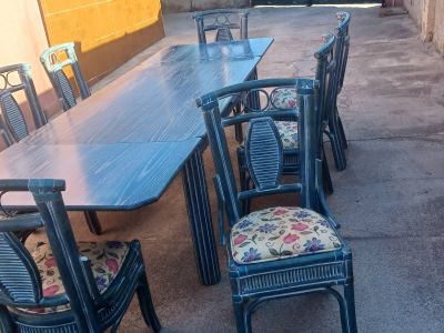 Ausziehbarer Tisch mit 8 Stühlen.