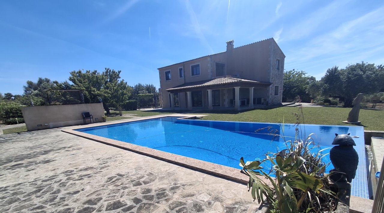 Autarke, teilmöblierte Finca mit Heizung, Pool und Traumausblick bei Felanitx-- F 44 LZ