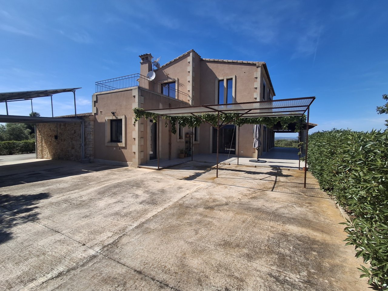 Autarke, teilmöblierte Finca mit Heizung, Pool und Traumausblick bei Felanitx-- F 44 LZ