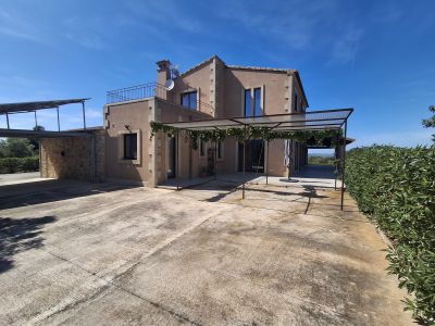 Autarke, teilmöblierte Finca mit Heizung, Pool und Traumausblick bei Felanitx-- F 44 LZ