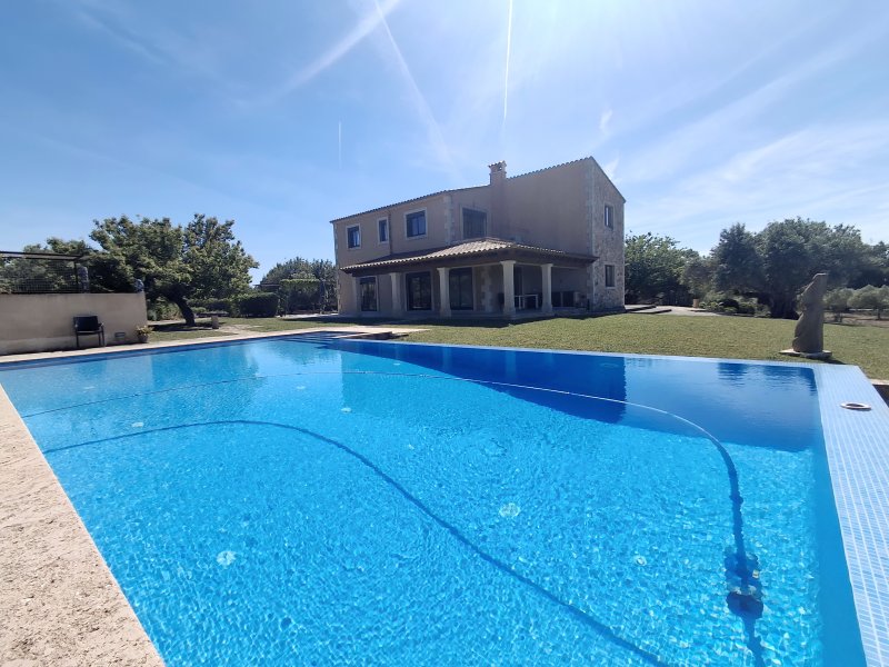 Autarke, teilmöblierte Finca mit Heizung, Pool und Traumausblick bei Felanitx-- F 44 LZ