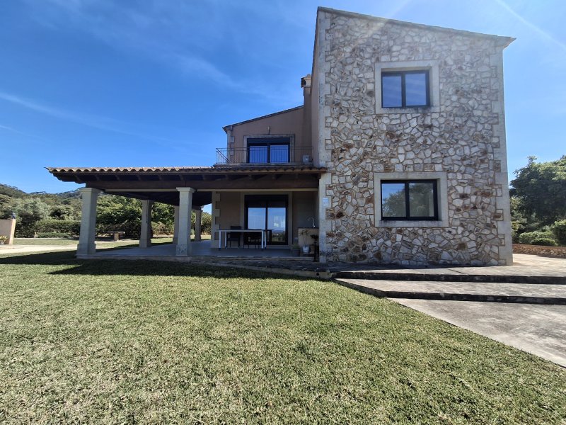 Autarke, teilmöblierte Finca mit Heizung, Pool und Traumausblick bei Felanitx-- F 44 LZ