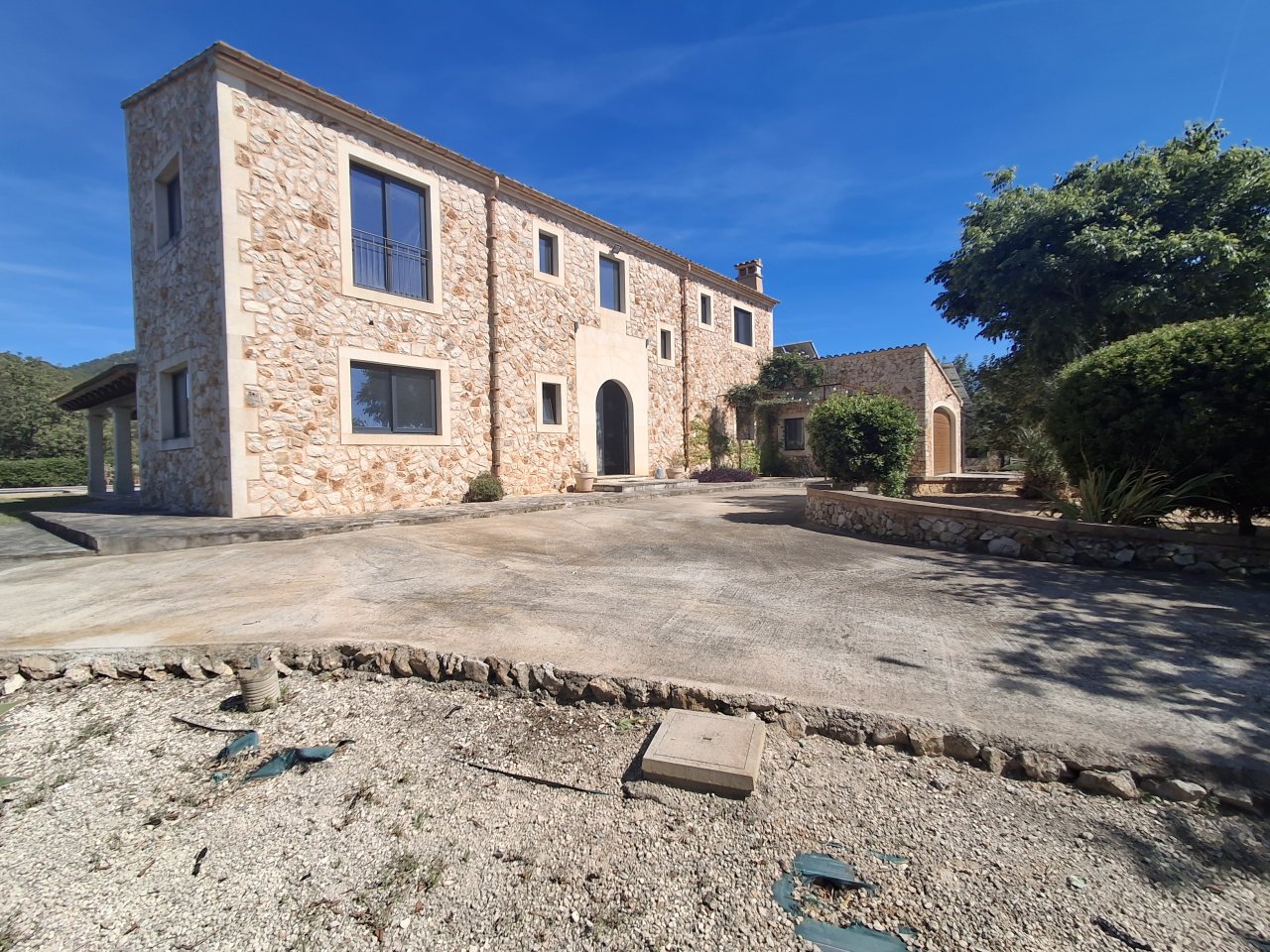 Autarke, teilmöblierte Finca mit Heizung, Pool und Traumausblick bei Felanitx-- F 44 LZ