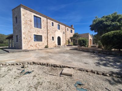 Autarke, teilmöblierte Finca mit Heizung, Pool und Traumausblick bei Felanitx-- F 44 LZ