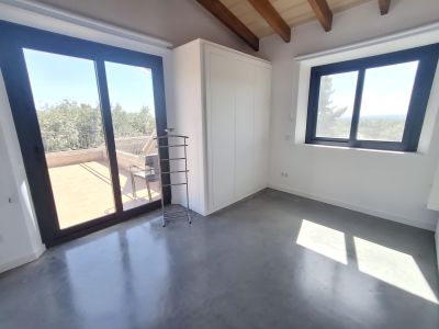 Autarke, teilmöblierte Finca mit Heizung, Pool und Traumausblick bei Felanitx-- F 44 LZ