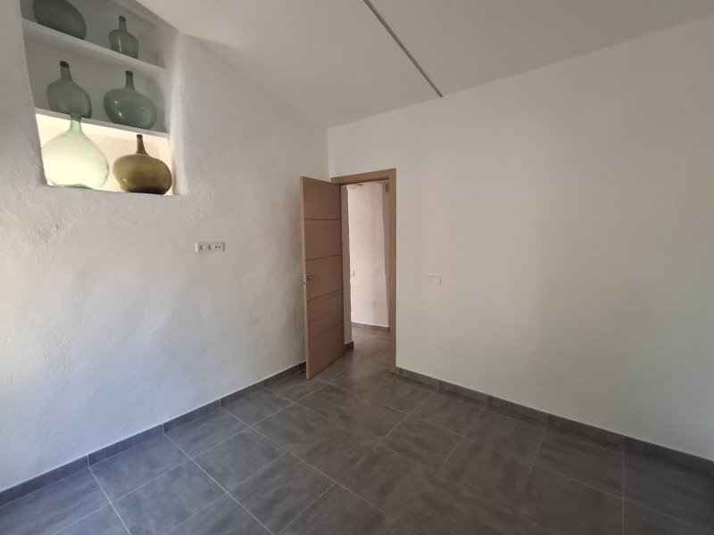 Autarke, teilmöblierte Finca mit Heizung, Pool und Traumausblick bei Felanitx-- F 44 LZ