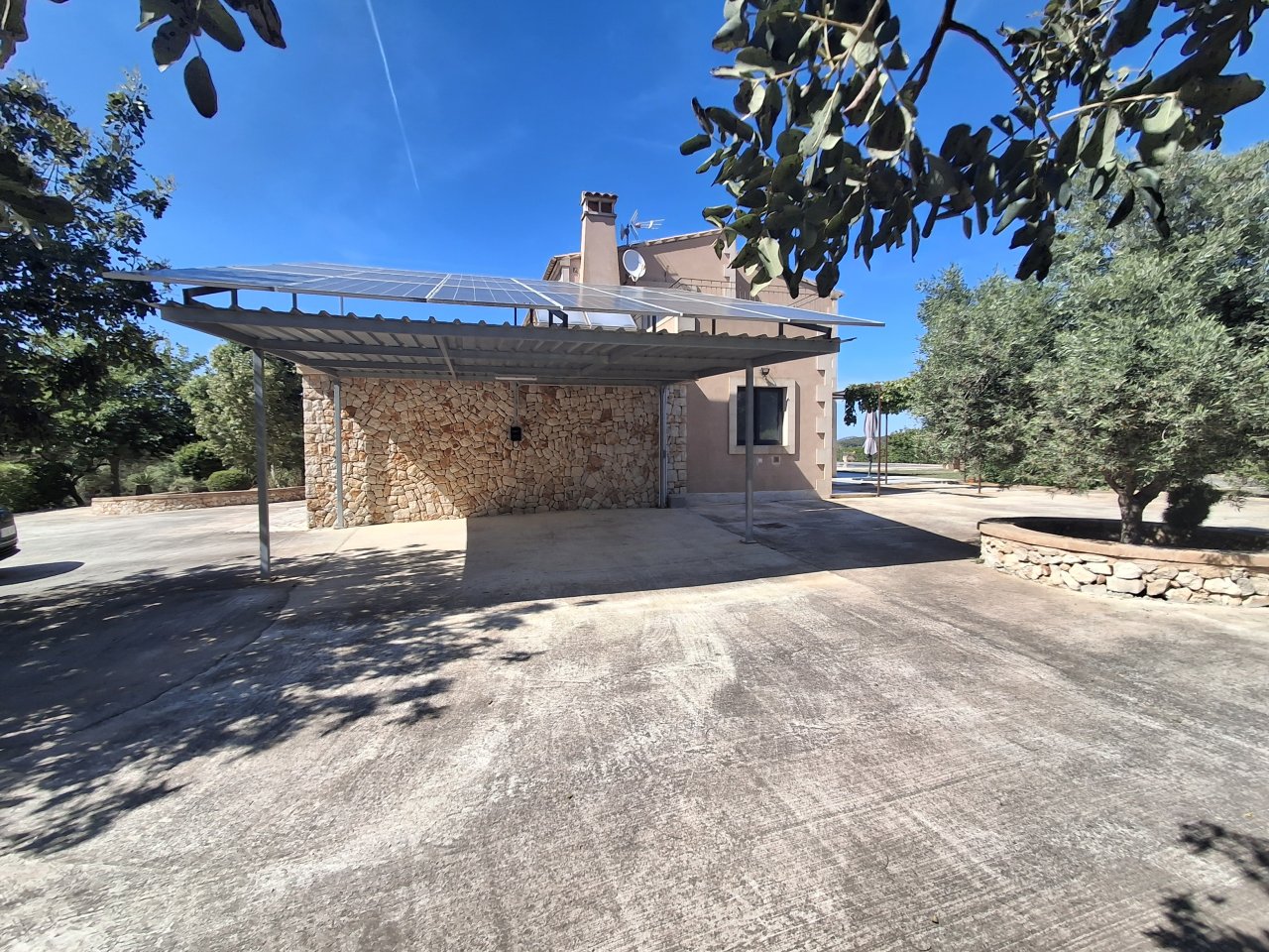Autarke, teilmöblierte Finca mit Heizung, Pool und Traumausblick bei Felanitx-- F 44 LZ